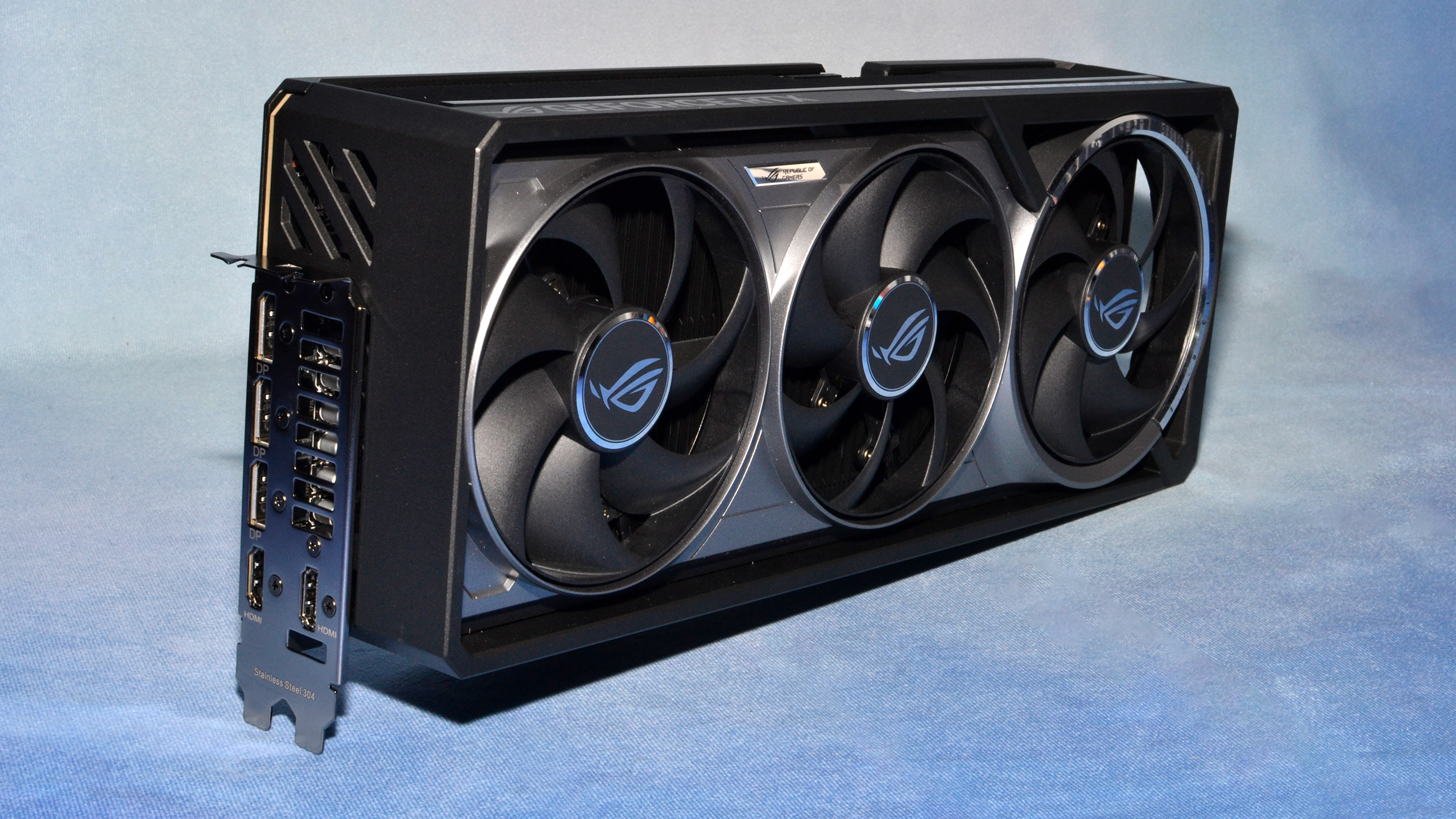 Неофициальный BIOS для Asus ROG Astral RTX 5090D снимает ограничение мощности до рекордных 2000 Вт