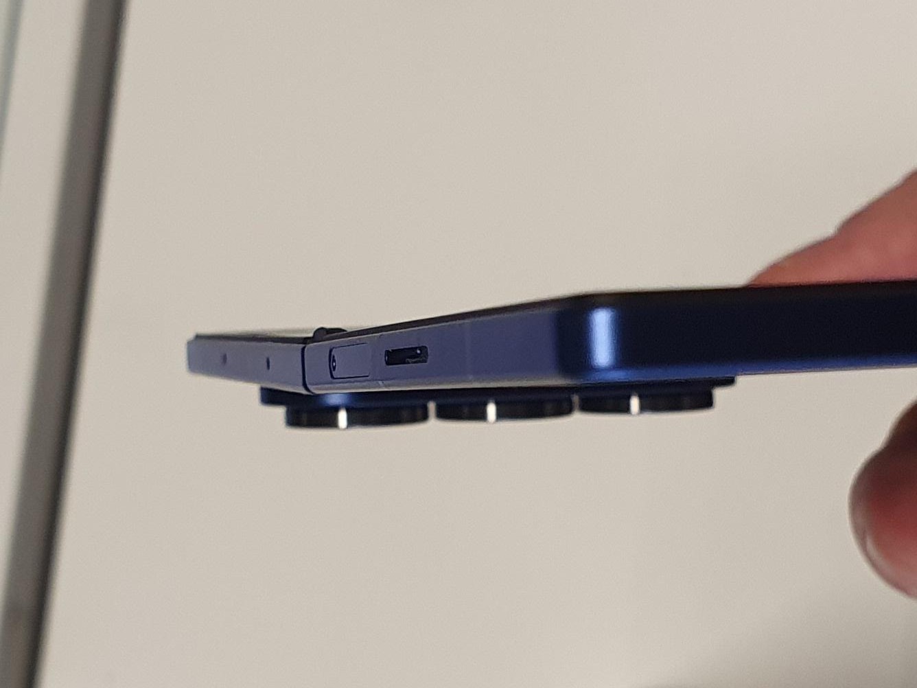 Samsung Galaxy Z Fold7 стал самым тонким складным смартфоном, но у первых демо-образцов заметили неполное раскрытие
