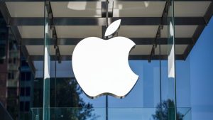 Apple наращивает инвестиции и рассматривает крупные поглощения, чтобы ускорить продвижение в ИИ