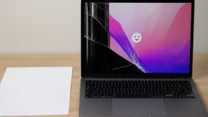 Apple предупреждает: экран MacBook может треснуть, если закрыть крышку на обычном листе бумаги