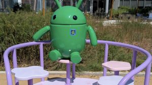 Google установила статую Android 16 — маскот качается на карусели в стиле Material 3