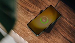 iOS 26 раскроет потенциал Qi2: iPhone 16 будут заряжаться беспроводным током 25 Вт даже от сторонних станций