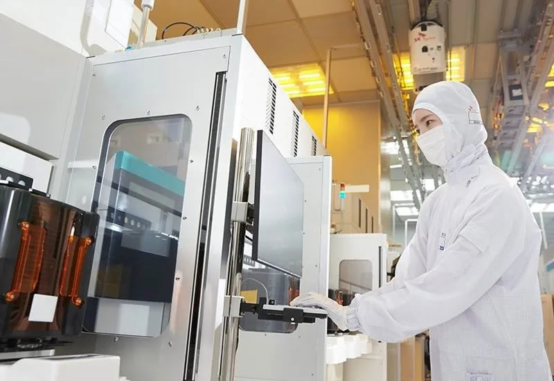 Bloomberg: Samsung готовит ценовую атаку после потери лидерства в памяти, уступив SK hynix
