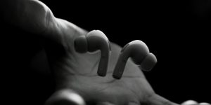 Powerbeats Pro 2: с выходом iOS 26 наушники получили измерение пульса, шагомер и глубокую интеграцию с Apple Fitness