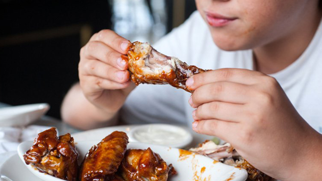 Учёные перечислили вечерние привычки, препятствующие снижению веса