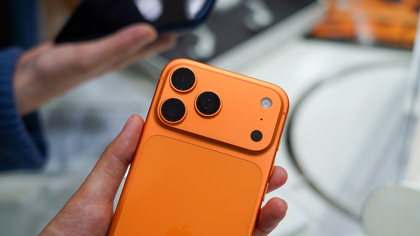 JerryRigEverything обнаружил уязвимость iPhone 17 Pro: острые края камеры быстро покрываются царапинами