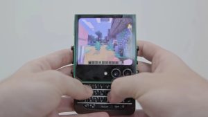 Инженер превратил сломанный Samsung Galaxy Z Flip5 в слайдер-смартфон с QWERTY-клавиатурой BlackBerry