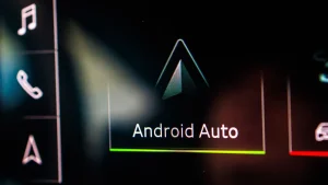 Первые владельцы Pixel 10 жалуются на зависание Android Auto при проводном подключении