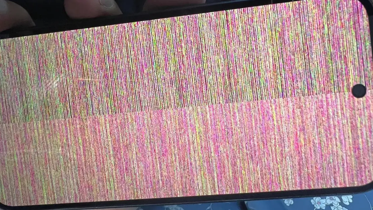 Владельцы Google Pixel 10 массово сообщают о «цветном снеге» на экране — Google собирает данные