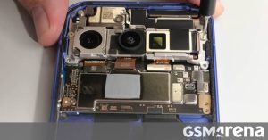 iFixit оценила ремонтопригодность Google Pixel 10 в 6/10: легче снять аккумулятор, но экран всё ещё «на клею»