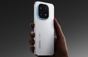 iQOO объяснила, почему заводскую плёнку на экране iQOO 15 лучше не отклеивать