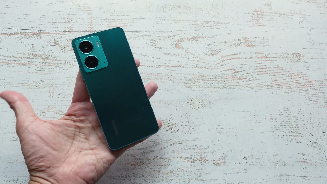 Tecno Pova 7 против Realme P3 Ultra: эксперт сравнил автономность, экраны и камеры 6000-мАч смартфонов
