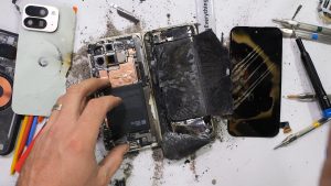 Складной Google Pixel 10 Pro Fold треснул и загорелся в тесте JerryRigEverything