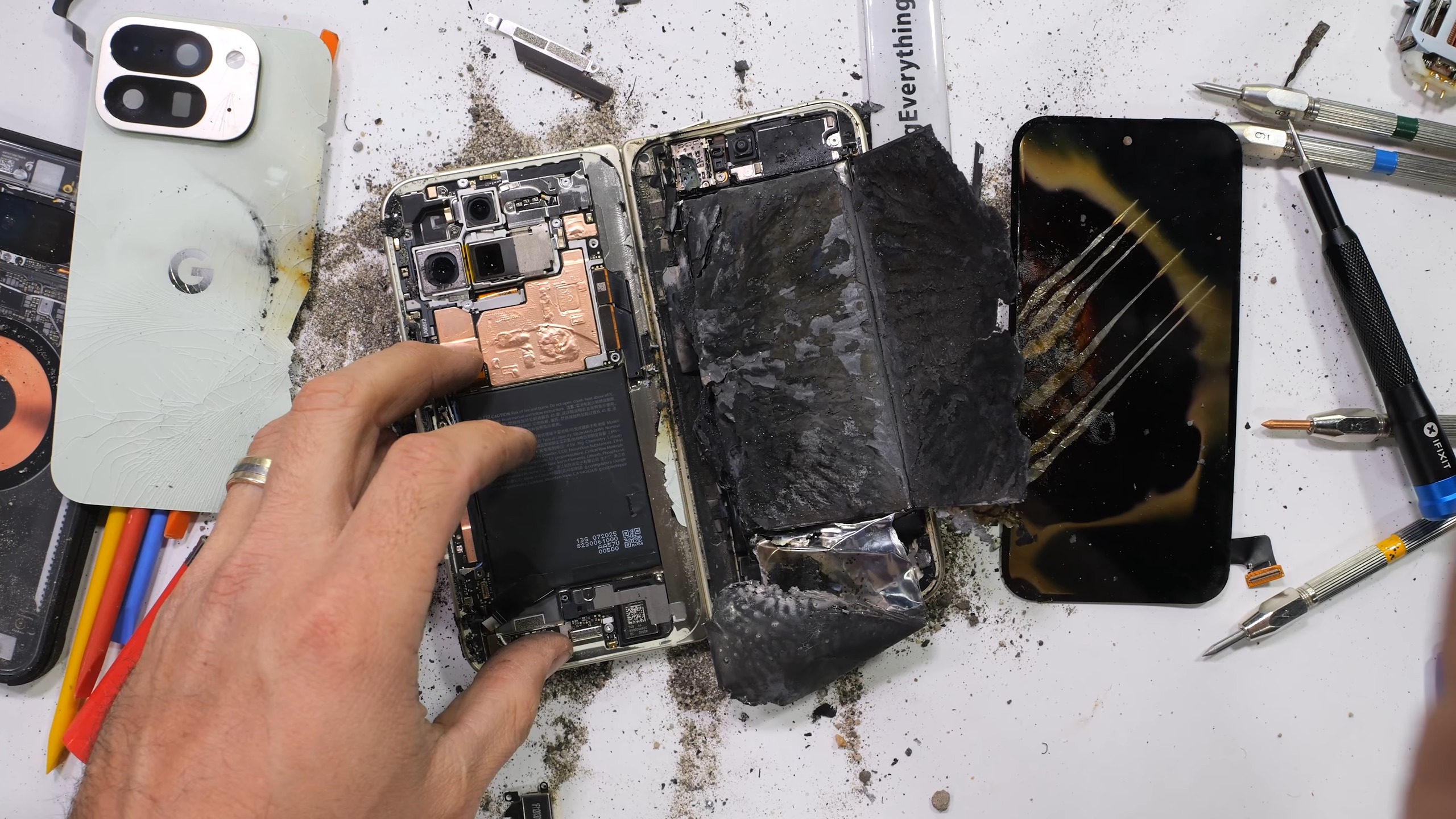 Складной Google Pixel 10 Pro Fold треснул и загорелся в тесте JerryRigEverything