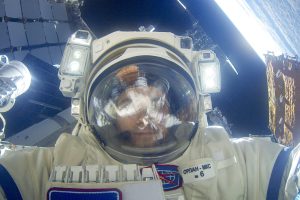 Космонавт Алексей Зубрицкий показал эффектные селфи, сделанные во время почти семичасового выхода за борт МКС