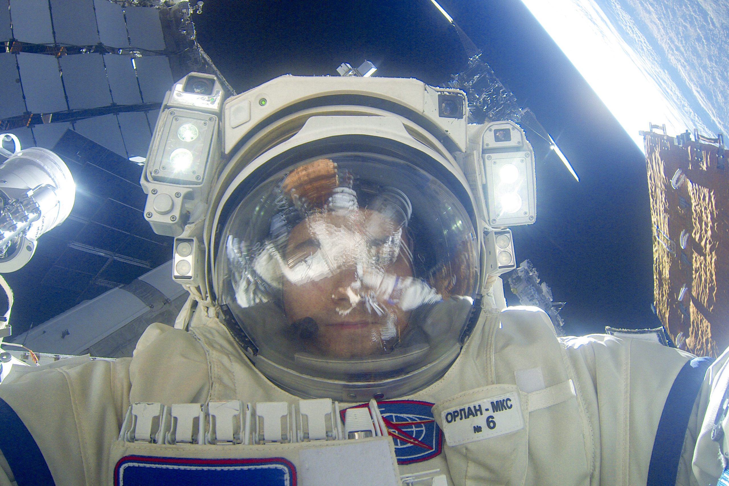 Космонавт Алексей Зубрицкий показал эффектные селфи, сделанные во время почти семичасового выхода за борт МКС