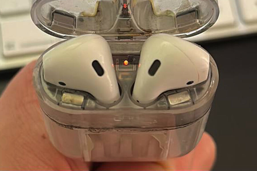 Инсайдер Apple Demo показал редкие прототипы первых AirPods с прозрачным зарядным кейсом