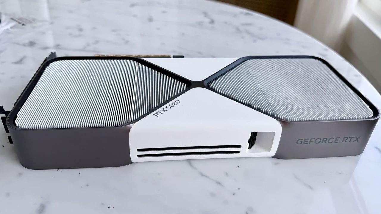 Энтузиаст перекрасил NVIDIA RTX 5080 Founders Edition в редкий белый цвет и улучшил охлаждение