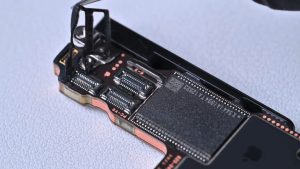 Энтузиаст DirectorFeng увеличил память iPhone 17 Pro Max с 256 ГБ до 2 ТБ и избежал доплаты $800