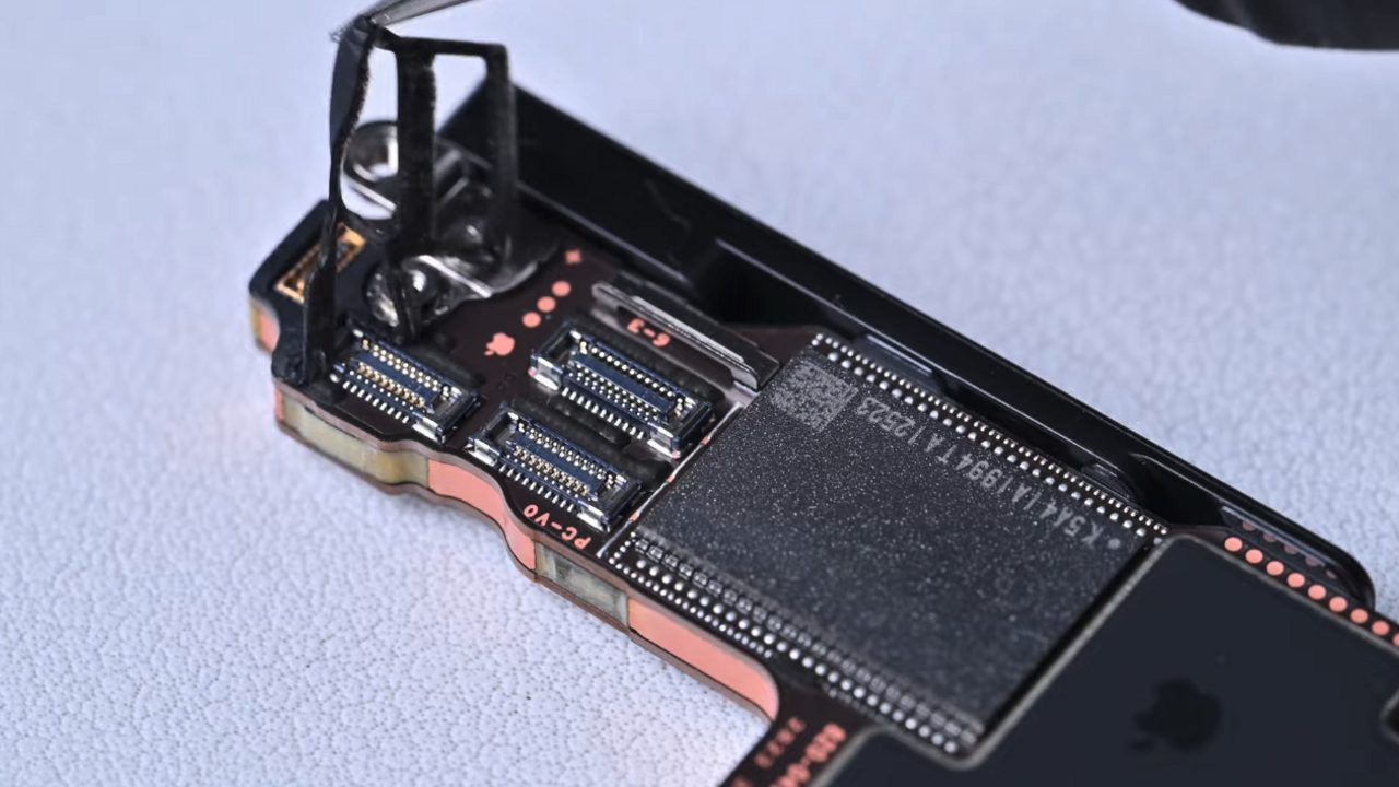 Энтузиаст DirectorFeng увеличил память iPhone 17 Pro Max с 256 ГБ до 2 ТБ и избежал доплаты $800