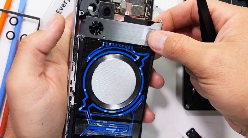 RedMagic 11 Pro выдержал жёсткий тест JerryRigEverything: корпус не гнётся, а жидкостное охлаждение остаётся целым