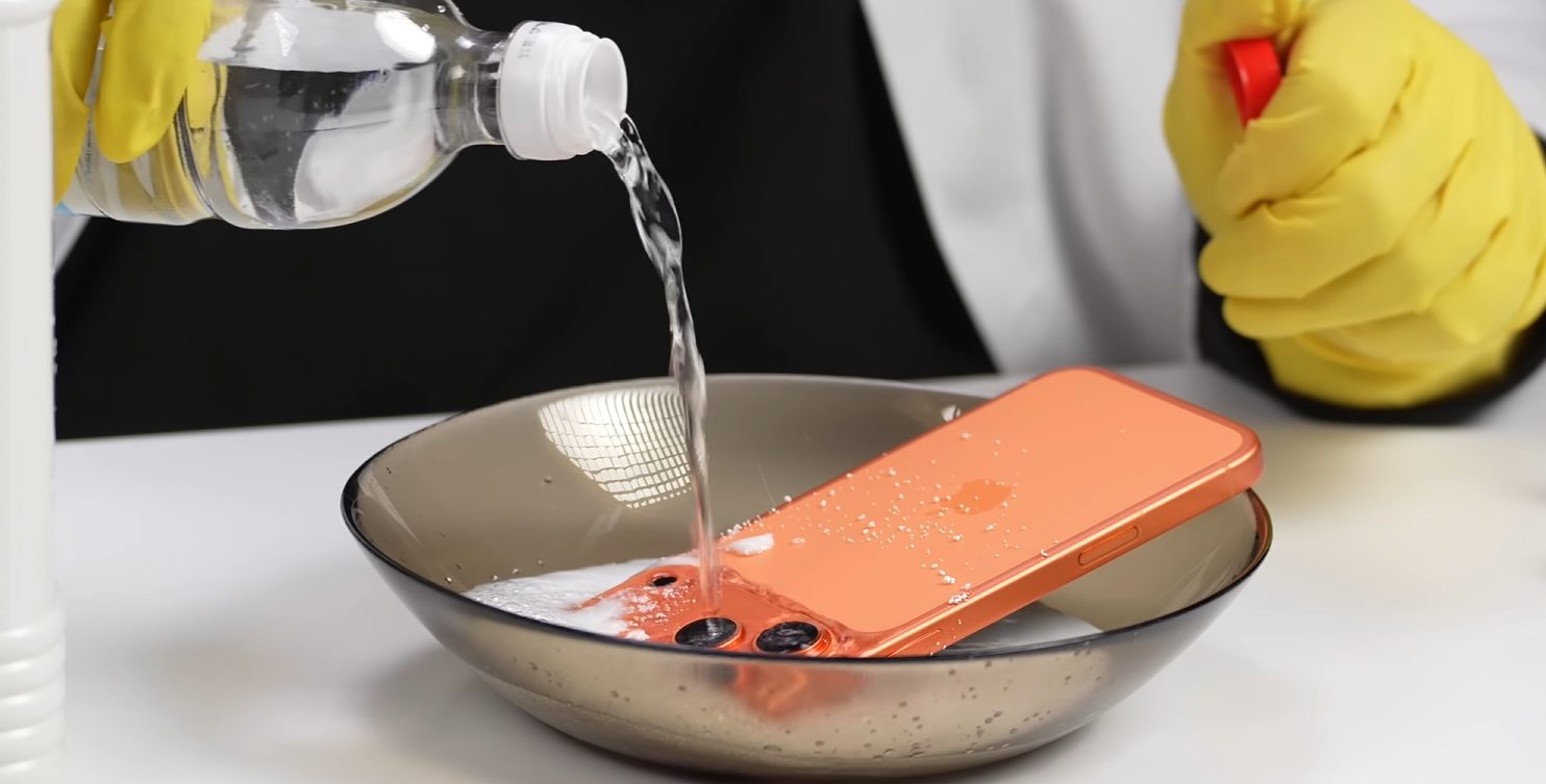 Wylsacom доказал стойкость оранжевого iPhone 17 Pro Max к бытовой химии