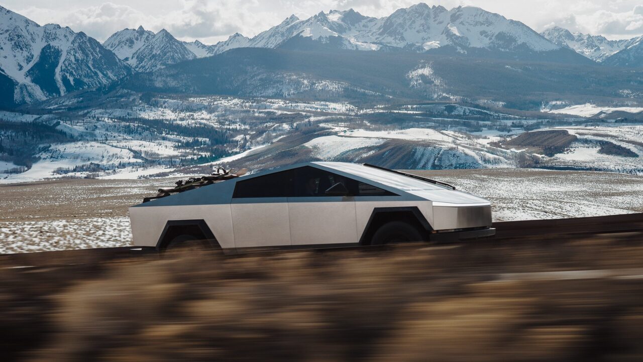 Tesla перенесла релиз FSD V14 для Cybertruck на начало ноября