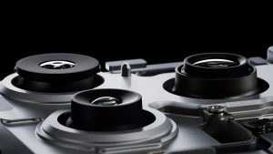 Юбилейный iPhone 2027 обещает экран без вырезов и 100-мегапиксельную камеру собственной разработки Apple