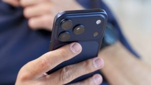 Эксперты выяснили, что iPhone 17 Pro без SIM-лотка работает дольше: россиянам рекомендуют внимательно выбирать версию