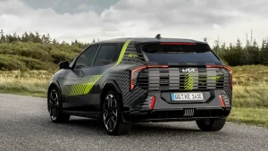 Kia раскрыла интерьер электрического хот-хэтча EV4 GT: неоновые акценты и 400-сильный полный привод