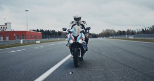 Honor X9d выдержал 200-километровый рывок и падение на мокрый асфальт Moscow Raceway