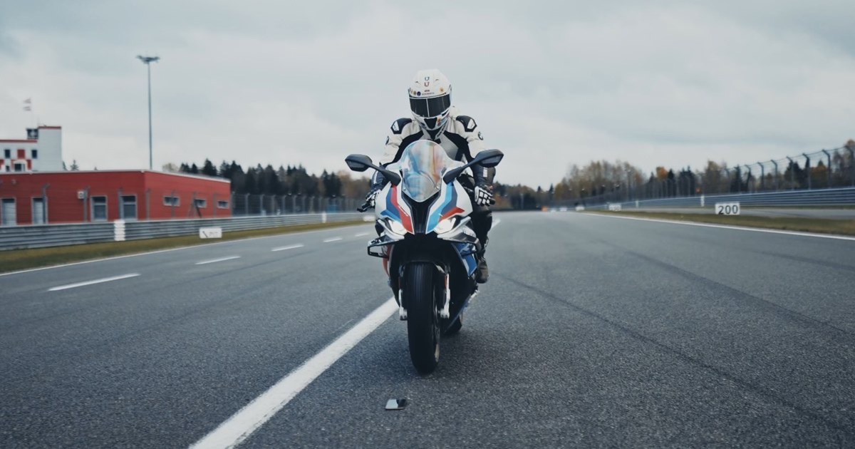 Honor X9d выдержал 200-километровый рывок и падение на мокрый асфальт Moscow Raceway