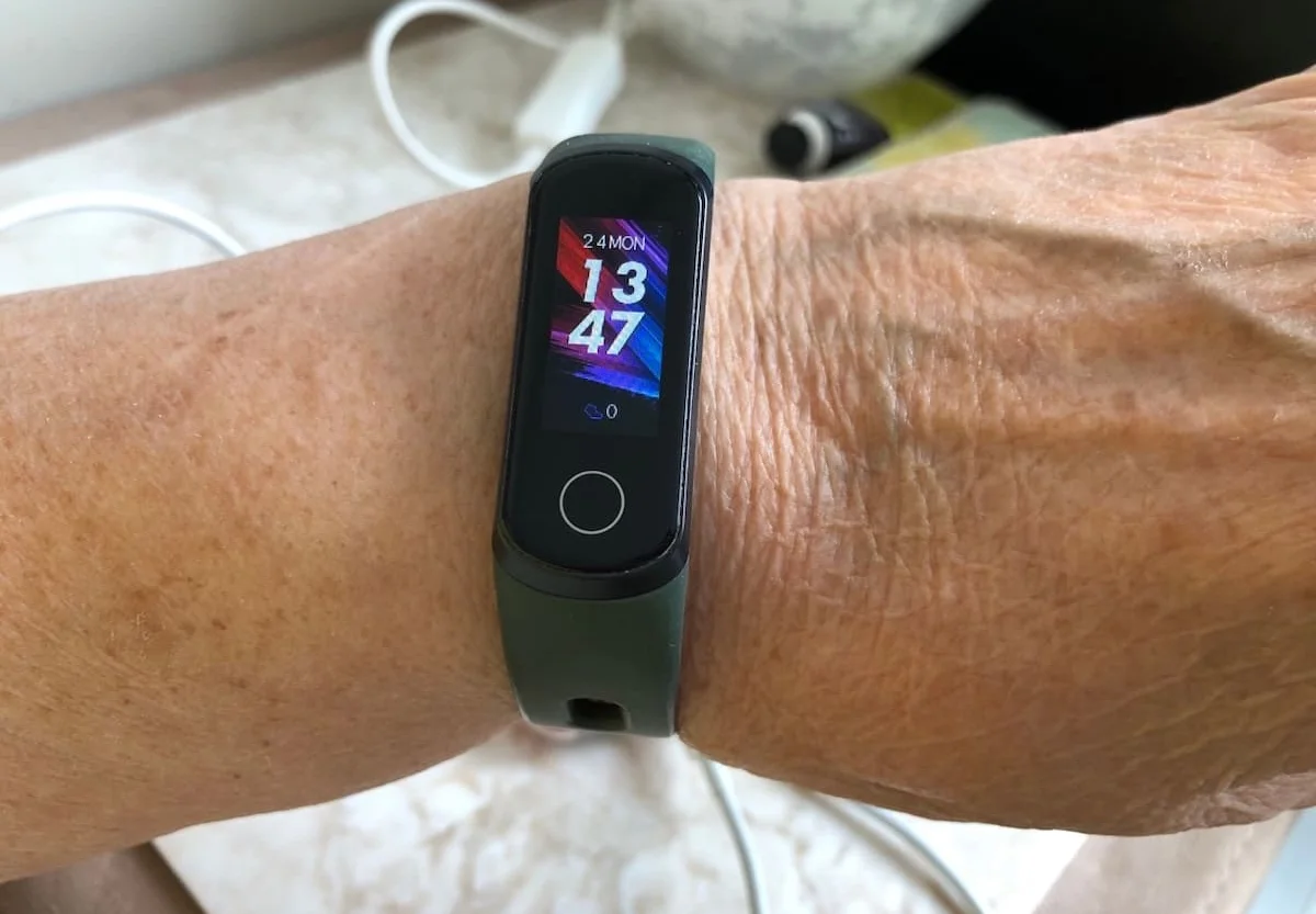 Huawei представила Watch Ultimate Purple + Gold Edition: титановый восьмиугольный корпус, eSIM и погружения до 150 м