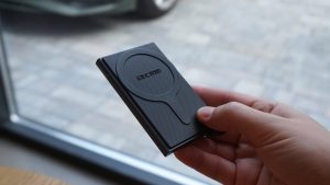 Secrid Cardprotector for MagSafe: алюминиевый картхолдер для iPhone, который прочнее Apple Wallet