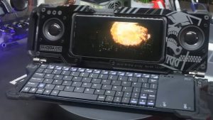 Моддер превратил смартфон в кибердек‑станцию «всё в одном» с клавиатурой и мощной акустикой