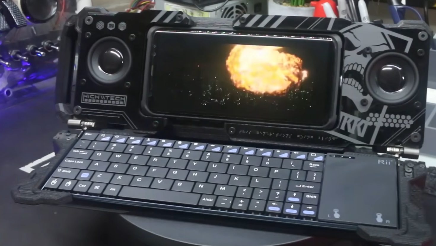Моддер превратил смартфон в кибердек‑станцию «всё в одном» с клавиатурой и мощной акустикой
