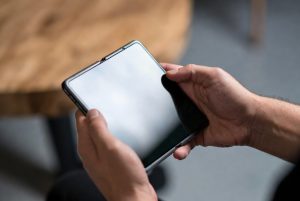 Складной iPhone лишится Face ID и получит боковой сканер Touch ID