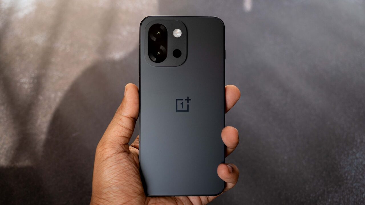 Компактный флагман OnePlus 15T получит батарею 7500 мАч и экран 165 Гц