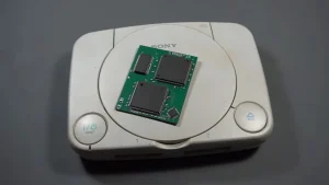 Энтузиаст создал самую маленькую рабочую PlayStation на оригинальных чипах Sony