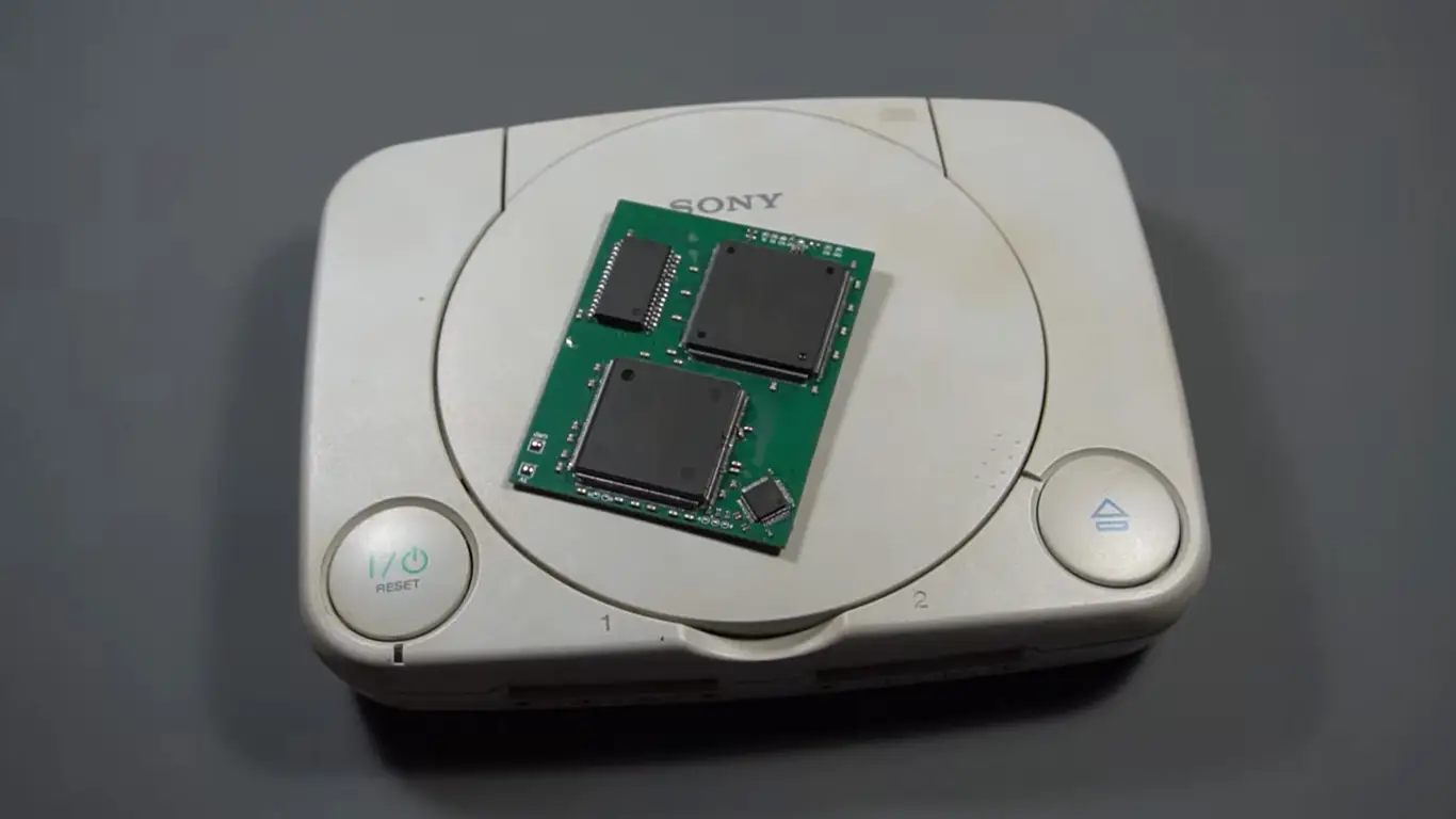 Энтузиаст создал самую маленькую рабочую PlayStation на оригинальных чипах Sony