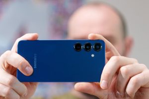 The Elec: базовый Samsung Galaxy S26 сохранит камеры Galaxy S25 из-за давления iPhone 17