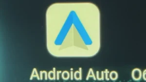 Android Auto научится принимать потоковый контент со смартфона пассажира