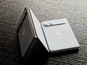 Инсайдер показал макет iPhone Fold: первый складной смартфон Apple без видимой складки