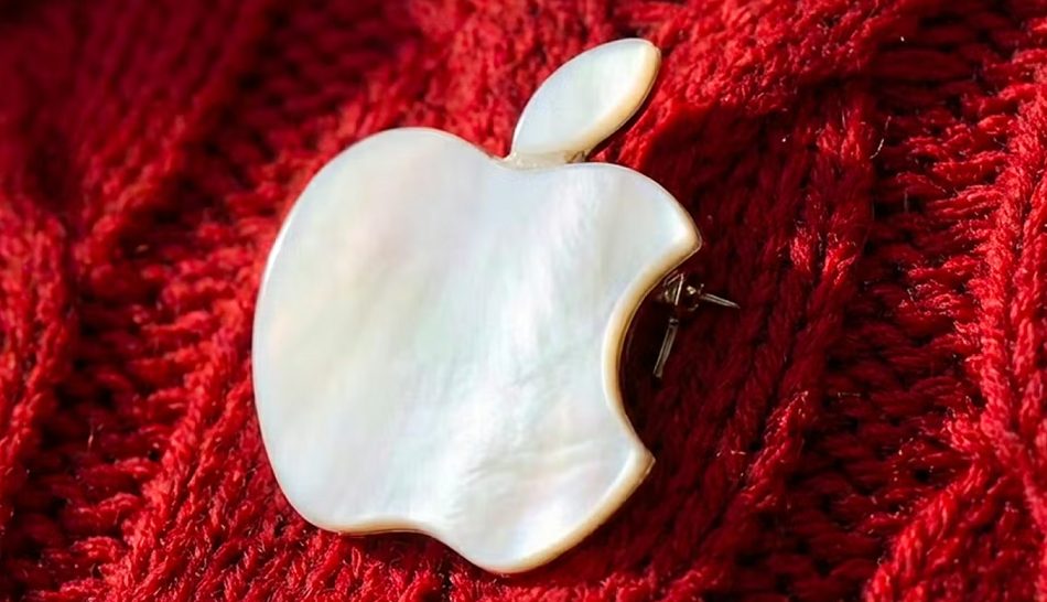 Apple разрабатывает носимый ИИ-значок с камерами и микрофонами