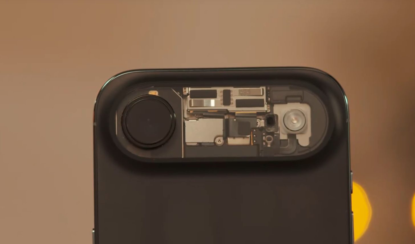 Российский энтузиаст сделал «невидимый» блок камер в iPhone Air с прозрачным стеклом