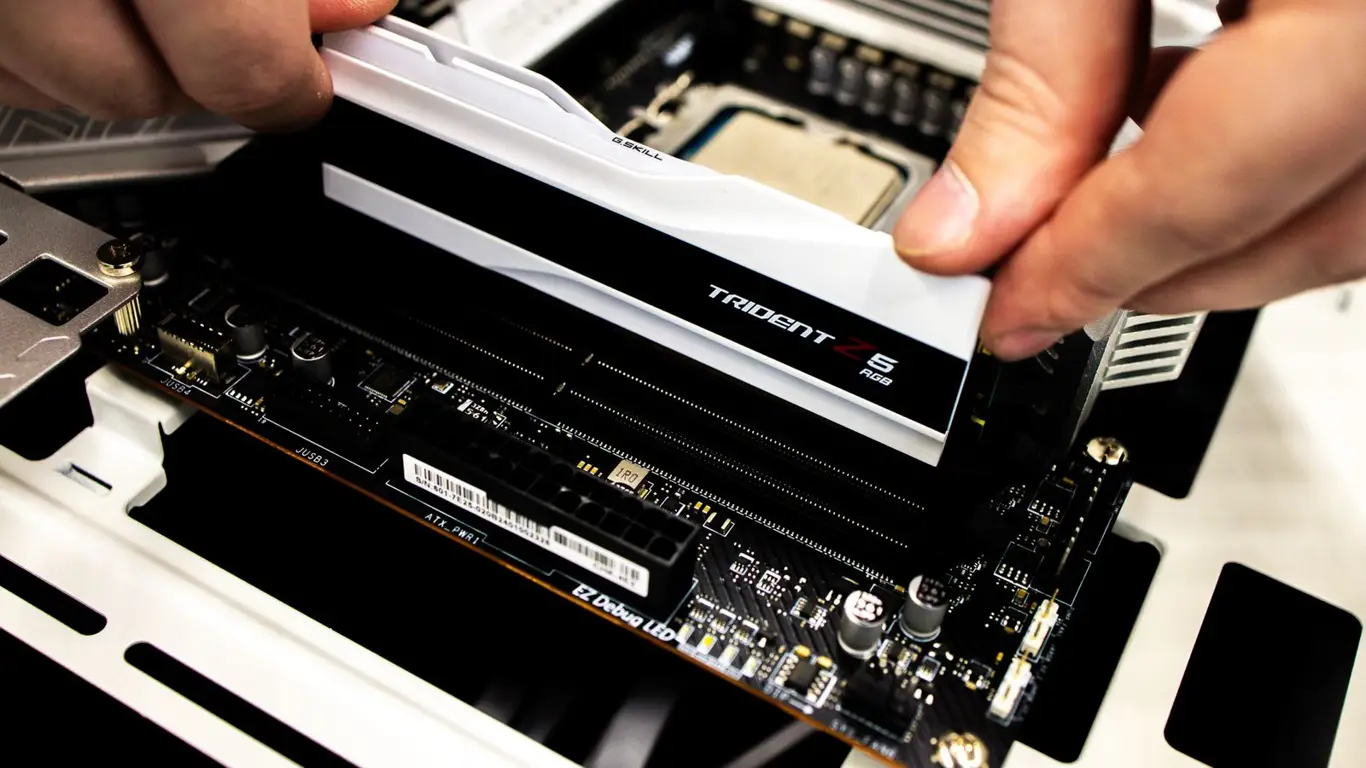 Упаковка и тестирование памяти подорожали до 30% из‑за спроса на ИИ