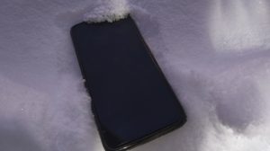 Россиянам напомнили, как спасти смартфон после падения в снег