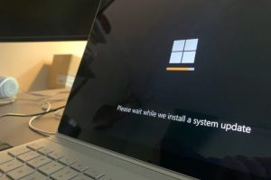 Microsoft выпустила обновление KB5074105 для Windows 11 с исправлениями входа в систему и загрузки