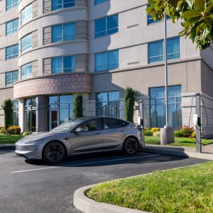 Tesla выпустила напольную стойку за $900 для зарядок Gen 3 Wall Connector