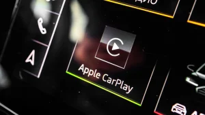 Tesla приостановила запуск CarPlay из‑за ошибок Apple Maps и медленного обновления iOS 26